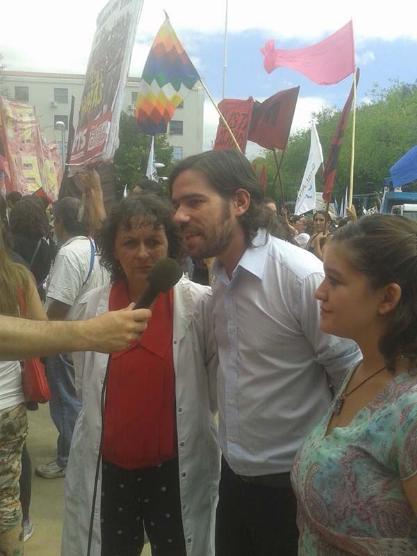 Nicolás Del Caño junto a los trabajadores de la educación y el ‘Contracarrusel' de la Vendimia