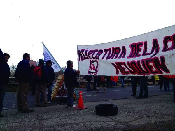 Piquete en Ruta 7 y gran apoyo nacional a los obreros de Cerámica Neuquén