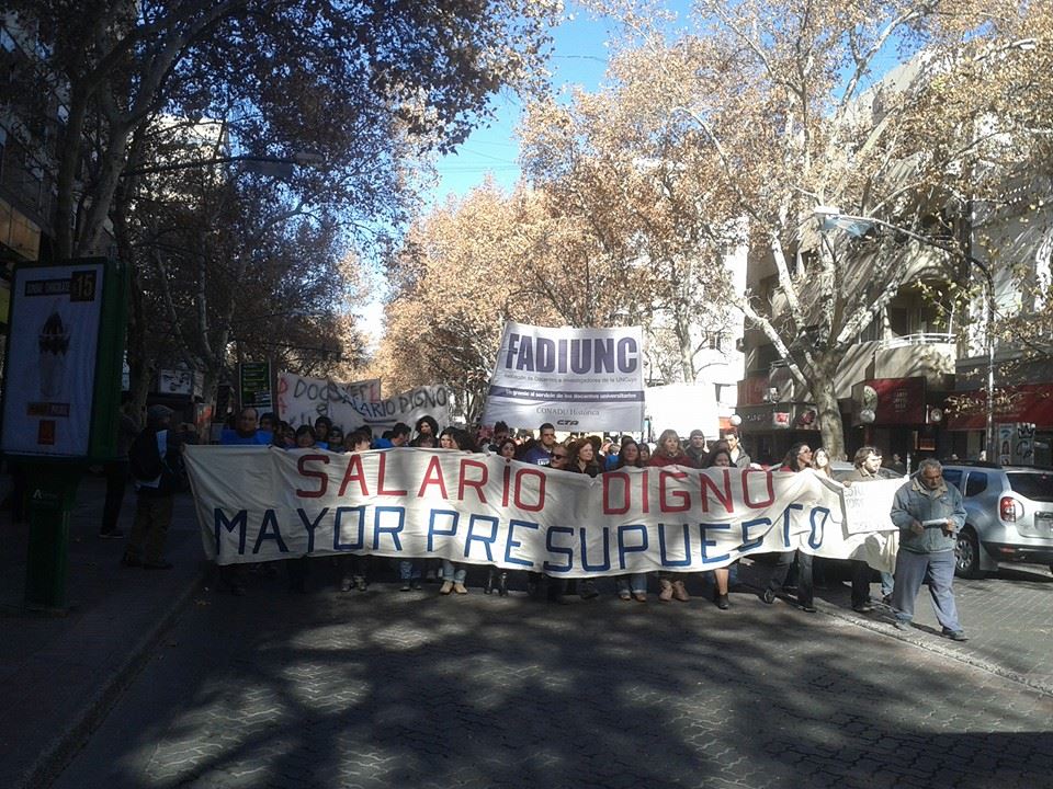 Legisladoras del FIT acompañan movilización de docentes universitarios por sus reclamos