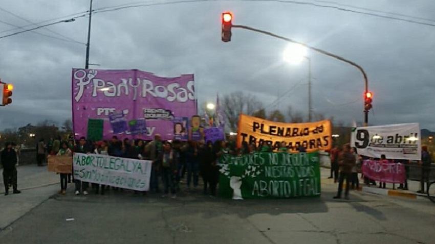 Cortan el puente Necochea y marchan por el aborto legal en San Salvador de Jujuy