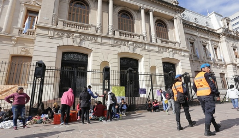 Movilización contra el juicio a estudiantes de Jujuy por defender la educación 