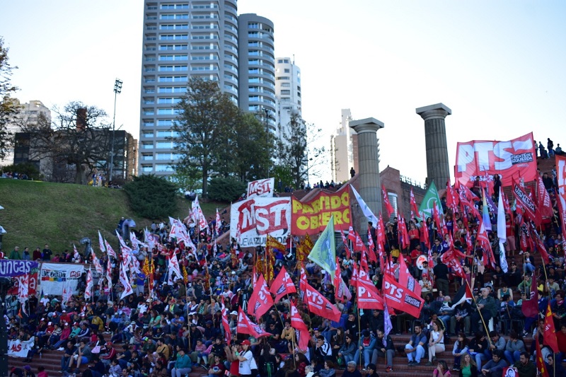 El Frente de Izquierda Unidad copó las escalinatas del Parque España