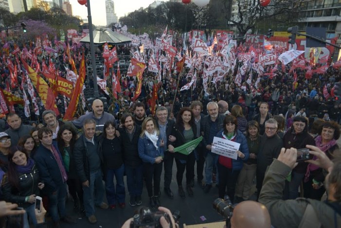 El Frente de Izquierda Unidad cierra su campaña frente al Consulado de Chile