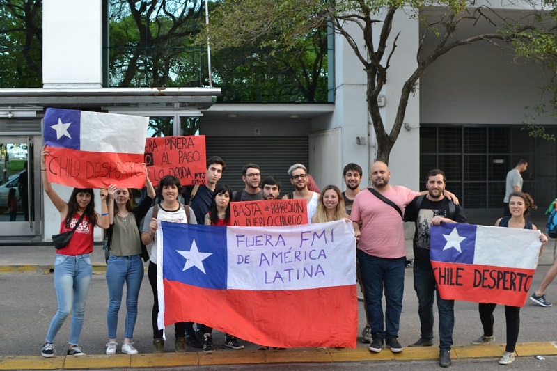 El Frente de Izquierda Unidad cerró su campaña frente al consulado en apoyo a la lucha de Chile