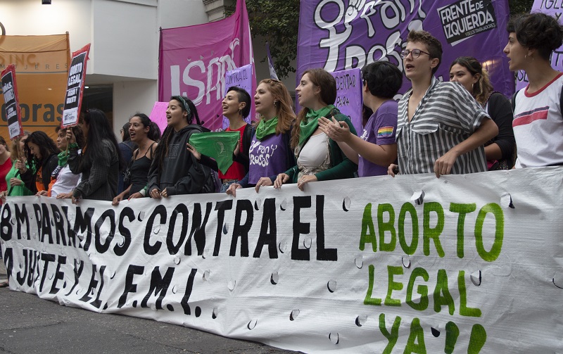El Frente de Izquierda Unidad se manifiesta frente al Arzobispado en el Paro internacional y plurinacional de mujeres y disidencias