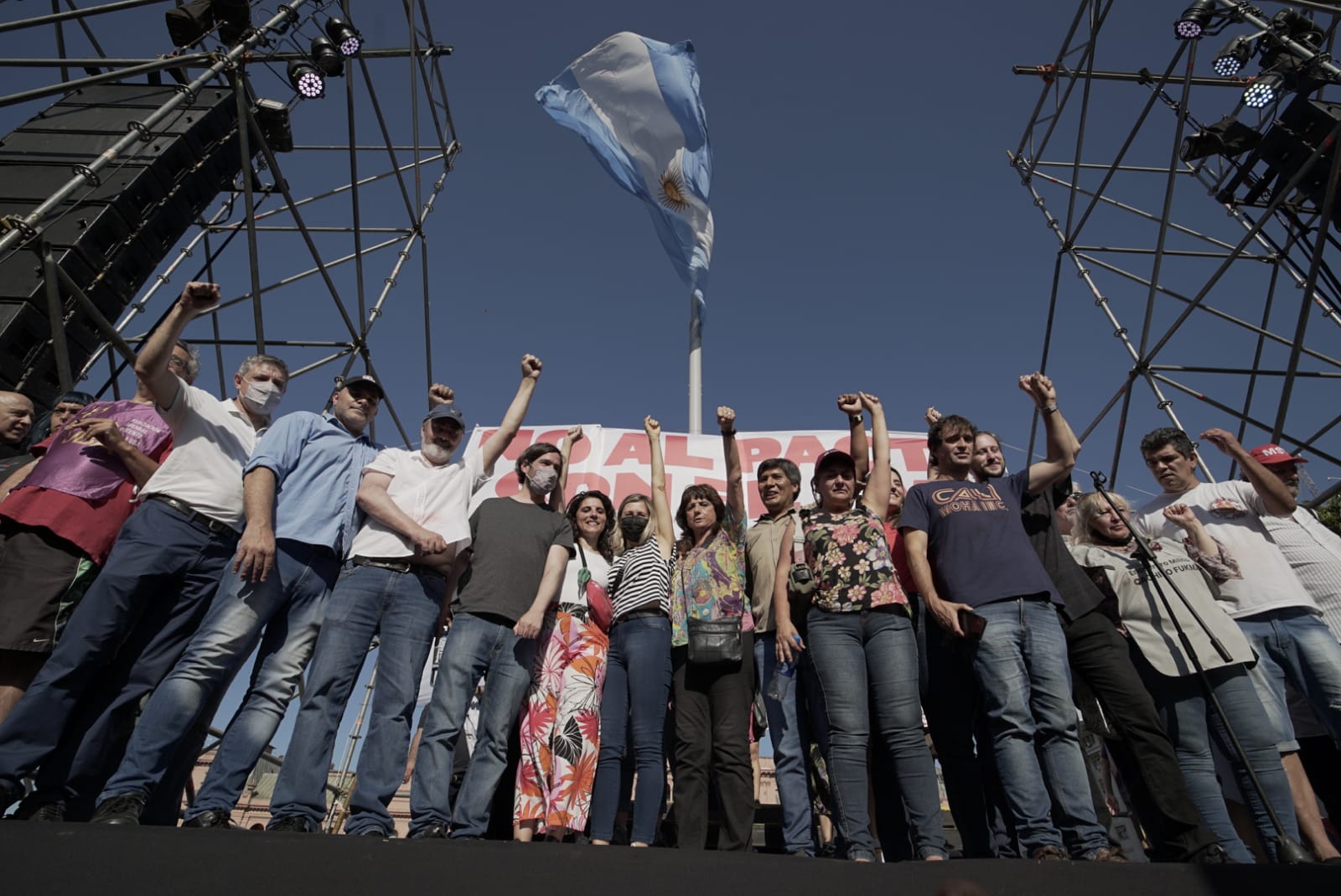  "Esta es la Plaza de los que decimos NO al FMI en Argentina"