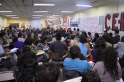 Más de 250 personas escucharon a Ramón Cortés en la Facultad de Humanidades de la UNCo