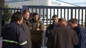 Christian Castillo con los despedidos en lucha 