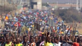 Ola de huelgas mineras en Sudáfrica