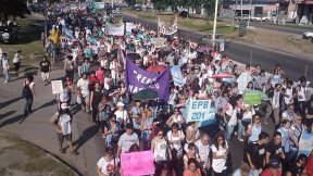 Miles de docentes del SUTEBA La Matanza en caravana por la ruta 3: contundente apoyo popular