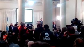 Scioli usa a la UNR para defender a la patota del SMATA