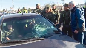 Gendarme carancho y canoso con barba