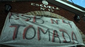 Tomas de escuelas de los estudiantes secundarios en Mar del Plata