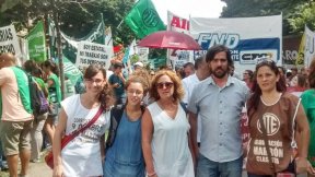 Del Caño acompañó la movilización en La Plata contra los despidos y el techo a las paritarias