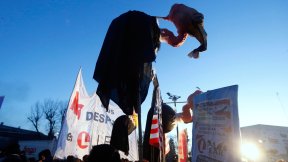 Los buitres de la deuda y los despidos