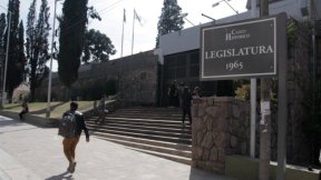 El Frente de Izquierda realiza una vigilia y exige que Gastón Remy asuma como diputado