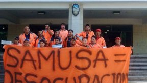 El Decano Adolfo Cueto intenta sacar por la fuerza a trabajadores despedidos que difundían su reclamo en la Facultad de Filosofía