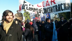 Del Caño acompañó a los despedidos de Lear y anunció nuevas medidas para el jueves