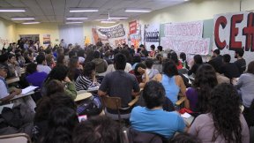 Más de 250 personas escucharon a Ramón Cortés en la Facultad de Humanidades de la UNCo