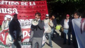 Diputado del Frente de Izquierda junto a los petroleros procesados de Las Heras