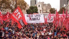 Un 1° de Mayo con las banderas rojas y el grito de Baltimore