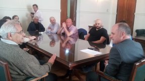 El Vicegobernador Henn recibió a la izquierda.