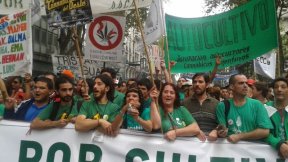 El diputado Nicolás del Caño se suma a la marcha por la legalización de la marihuana