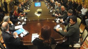 Una mesa de millonarios y macartistas