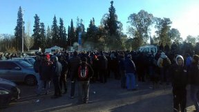  Bloquean ingreso a la refinería de YPF en Luján de Cuyo reclamando igual salario por igual trabajo