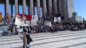 Estudiantes se movilizan contra el aumento del boleto