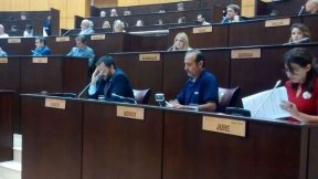 Godoy repudió en la Legislatura la visita de Obama y adelantó su presencia en la marcha en Bariloche