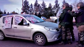 Gendarmería intenta impedir el paso a caravana por Lear