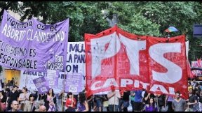 Myriam Bregman y Andrea D'Atri marchan con Pan y Rosas y el Frente de Izquierda por el derecho al aborto