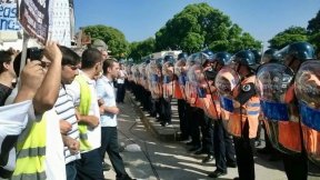 Diputado Del Caño: "El Gobierno trata a los trabajadores como delincuentes"