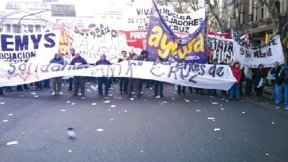 Nosotros con los docentes, el gobierno con las petroleras
