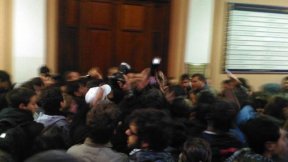 Económicas (UBA): con golpes y patotas en la puerta, se votó decano 