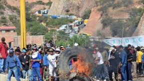 Evo reprime, pero los mineros y la COB siguen el paro y los bloqueos