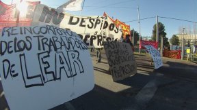 Acción en el puente carretero por la reincorporación de trabajadores de Lear