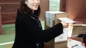 Votó Alejandra Vercellino, precandidata a intendenta de Lanús por el Frente de Izquierda Unidad