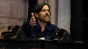 Del Caño: "Es una burla que diputados se aumenten las dietas cuando la mayoría cobra salarios y jubilaciones de pobreza"