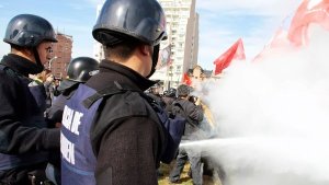 Brutal represión y heridos en la Legislatura de Neuquén para votar acuerdo con Chevron